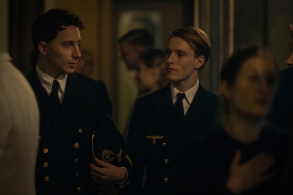 Kino: Der Passfälscher Bild: Zwei junge Männer sehen sich an.