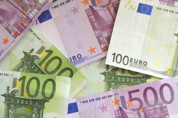 Selbstbestimmt statt abhängig- Frauen & Finanzen neu gedacht Bild: Unterschiedliche Geldscheine liegen aufeinander.