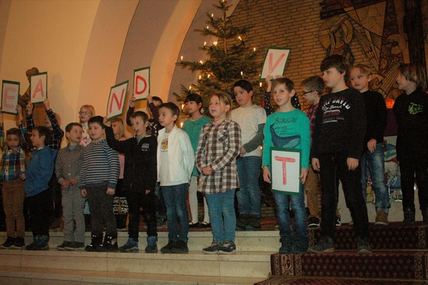 Stimmungsvolle Atmosphäre beim Weihnachtskonzert der GGS Jülich-West Bild: Die KInder der GGS Jülich-West in der Pfarrkirche in Koslar.