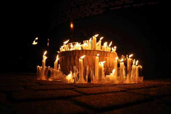 Bild: brennende Kerzen vor Mahnmal Bild: brennende Kerzen vor Mahnmal