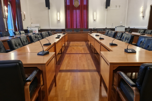 Sitzung des Stadtrates Bild: Der Große Saal im Neuen Rathaus. Die Tische stehen in einer doppelten U-Form mit einer Kopfreihe.
