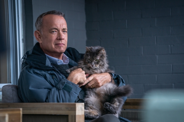 Bild: Otto Anderson sitzt auf einem Stuhl mit einer Katze im Arm.