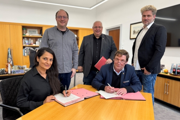 Bild: Bürgermeister Axel Fuchs (2.v.r.), Dezernent Thomas Mülheims (M.), Kuba-Geschäftsführer Cornel Cremer und die Vorstandsvertretung des Kulturbahnhofes mit Fatima Abdellaoui (l.) und Christoph Hunschede (r.). Foto: Stadt Jülich
