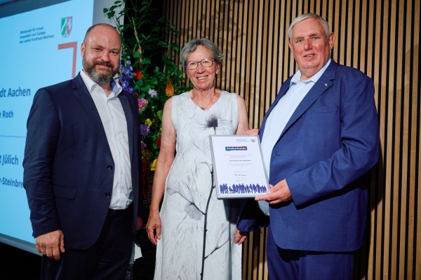 Bild: Auszeichnung in Aachen: Minister Laumann ehrt den Seniorenbeirat Jülich, Vorsitzende Hannelore Stöber-Steinbrech nimmt die Urkunde entgegen. © MAGS / Foto: Bernd Thissen