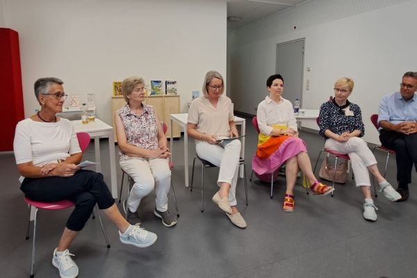 Bild: Lebende Bücher – (von links) Gesprächsrunde mit den Gästen Marie-Luise Herpers, Ute Chardin-Bloem, Silke Huppertz, Andrea Leroy, Theresa Reichert und Dr. Detlef Struck.  Foto: Stadt Jülich/ B. Lenzen