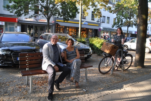Optisch ansprechend, wiederverwertbar und hindernd Bild: von links: Hans Pinell (Ordnungsamt), Petra Dören-Delahaye (Planungsamt) und Julia Huneke (Stadtmarketing)
