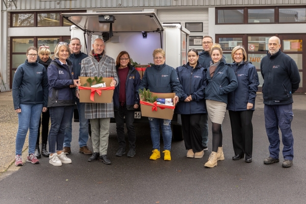 Bild: Ulf Kamburg, Geschäftsführer (5.v.l.), Maria Güldenberg, Tafel Vorsitzende (3.v.l.) und Mitarbeiter und Mitarbeiterinnen der Stadtwerke Jülich. Foto: Looping Media Marketing