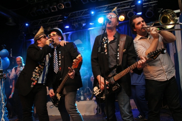 Les6Kölsch1Cola Bild: Die Band Les6Kölsch1Cola bei einem Auftritt