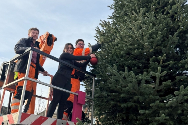 Bild: Der Bauhof der Stadt Jülich hat in dieser Woche den großen Weihnachtsbaum auf dem Jülicher Marktplatz aufgestellt und mit Hilfe von „extrablatt“-Mitarbeiterin Chanti Forciniti festlich geschmückt. Foto: Stadt Jülich/Gisa Stein