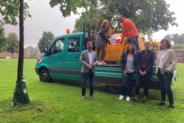 PR 102 - Wasserversorgung für Schlossplatzbäume erleichert Bild: Bürgermeister Axel Fuchs (1.v.l.), Wilfried Krieger vom Bauhof (oben rechts), Friederike Hirth (oben links) sowie Carola Gutrath, Britta Weinberger und Daniela Haarden (unten v.r.). Foto: Stadt Jülich/Gisa Stein