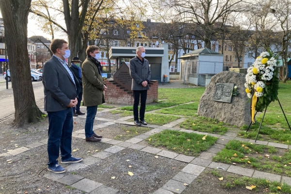 Bild: Bürgermeister Axel Fuchs, Beigeordneter Martin Schulz, Dezernent Richard Schumacher vor dem Mahnmal am Schloßplatz Bild: Bürgermeister Axel Fuchs, Beigeordneter Martin Schulz, Dezernent Richard Schumacher vor dem Mahnmal am Schloßplatz