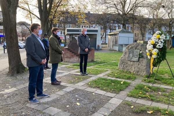 Bild: BÃ¼rgermeister Axel Fuchs, Beigeordneter Martin Schulz, Dezernent Richard Schumacher vor dem Mahnmal am SchloÃŸplatz