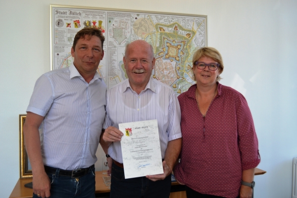 Hans Josef BÃ¼lles (Mitte) wurde durch BÃ¼rgermeister Axel Fuchs (l.) im Beisein von Anja Laurentz (r.) als Leiterin des JÃ¼licher Standesamtes zum Standesbeamten ernannt. Foto: Stadt JÃ¼lich/Gisa Stein