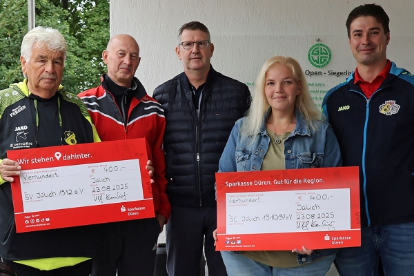 Anlässlich der Güsten Open Bild: (v.l.) Wolfgang Beck (SV Jülich 1912), Stadtwerke-Geschäftsführer Ulf Kamburg, Dr. Oliver Kremer (Ausrichtender Verein TV Grün-Weiss Welldorf-Güsten), Silke Wallrath und Markus Wallrath (SC Jülich 1910). Foto: Dr. Jörg Möller