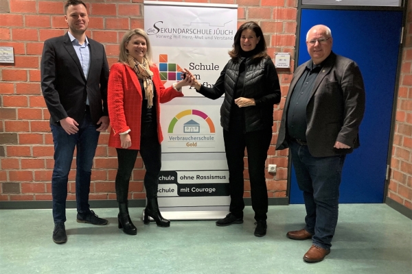 Abeschied Angelika Lafos Bild: Angelika Lafos (2.v.r.), Nadja Haupt (2.v.l.), Dezernent Thomas Mülheims (r.) und Amtsleiter Florian Hallensleben (l.)