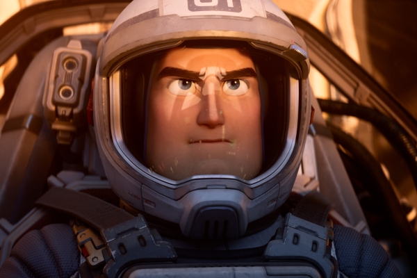 Bild: Captain Lightyear sitzt am Steuer eines Raumschiffs.