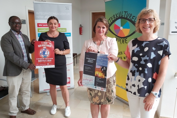 PR 162 - Interkulturelle Woche 2021 Bild: Die Kooperationspartner:innen stellen das vielfältige Programm vor (von links): Emmanuel Ndahayo (Integrationsagentur NRW), Doina Rück (Integrationsrat), Beatrix Lenzen (Stadt Jülich), Birgit Kasberg (Stadtbücherei). Foto: Stadt Jülich