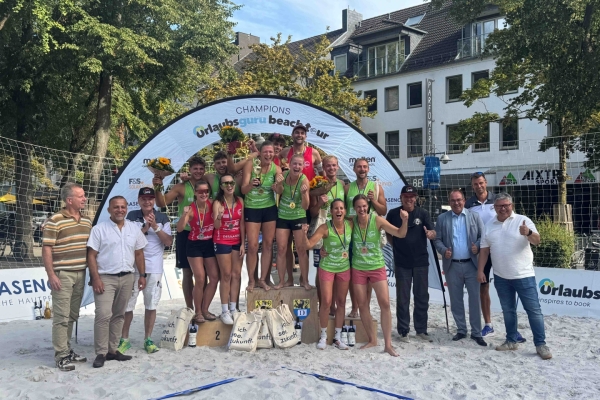 Bild: Neue westdeutsche Meister: Die Siegerinnen und Sieger des Rur-Beach-Cups feiern gemeinsam mit den Vertretern des Westdeutschen Volleyballverbandes, des Kreises Düren und der Sponsoren. Foto: Kreis Düren