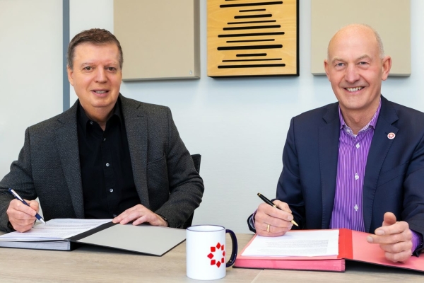 Bild: TZJ-Geschäftsführer Carlo Aretz und SJW-Geschäftsführer Ulf Kamburg unterschreiben den Kaufvertrag für das Grundstück. Dort soll ein Batteriespeicher gebaut werden. Foto: Looping Media / Stadtwerke Jülich