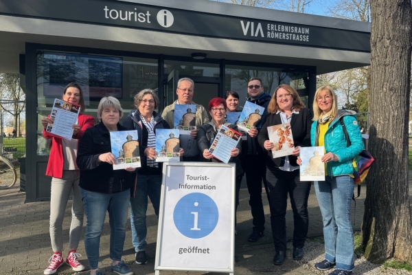 Bild: Ein Gruppenbild der Mitarbeiterinnen und Mitarbeiter der Tourist-Information.