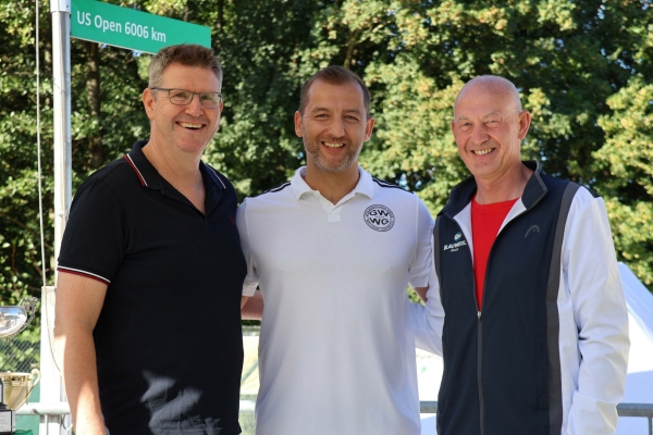 Bild: (v.l.) Dr. Oliver Kremer, (Vorsitzender TV Grün-Weiß Welldorf-Güsten), Daniel Thauer (Vorsitzender SV Grün-Weiß Welldorf-Güsten) und Ulf Kamburg (Geschäftsführer Stadtwerke Jülich)