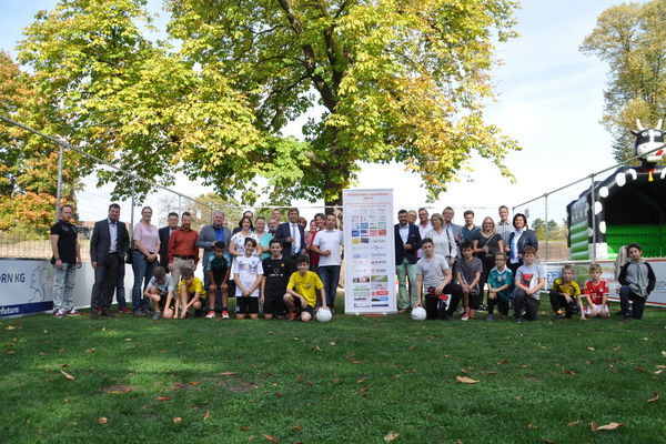 Gelungener Auftakt zu den Herbstferien Bild: Gruppenbild mit Kindern, Jugendlichen, Sponsoren und Vertretern der Stadt Jülich auf dem Spielfeld