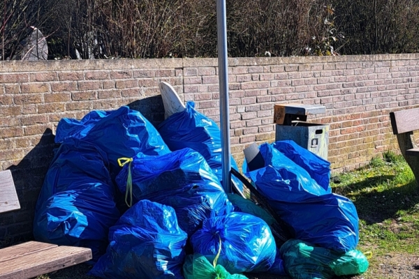 Bild: Mehrere Säcke mit Abfall werden an einer Bauer gelagert, bevor sie abtransportiert werden. 