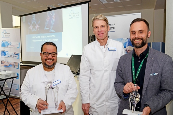  Bildunterschrift:  (von r.:) Sebastian Donath vom Mitveranstalter  AOK, Dr. Michael Lörken und Fouzi Emetike.  Foto: C. Lammertz