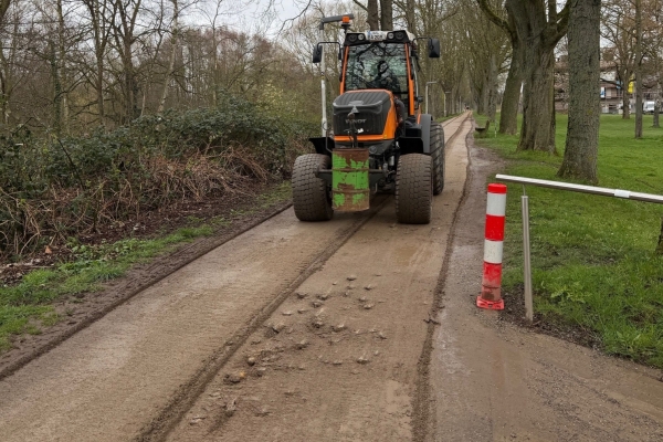 Bild: Zwischen Rur- und Stadionbrücke sind Pfützen und Schlaglöcher derzeit Geschichte – dort wurde der Einsatz einer Maschine erprobt.  Foto: Stadt Jülich/Gisa Stein
