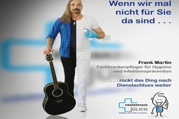 Krankenhaus Jülich: Wenn wir mal nicht für Sie da sind … Bild: Frank Martin - halb Fachkrankenpfleger für Hygiene- und Infektionsprävention, halb Musiker mit Gitarre