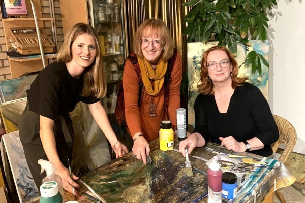 Kunst: im Forum Bild: Sabrina Piechotka, Birgit Königs und Tatjana Fengler aus der Kunstgemeinschaft Bergheim gehören zu den ausstellenden Künstlerinnen und Künstlern. Bild: Kunstgemeinschaft Bergheim