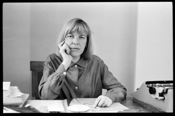 Bild: Ingeborg Bachmann sitzt an einem Schreibtisch und schaut in die Kamera.