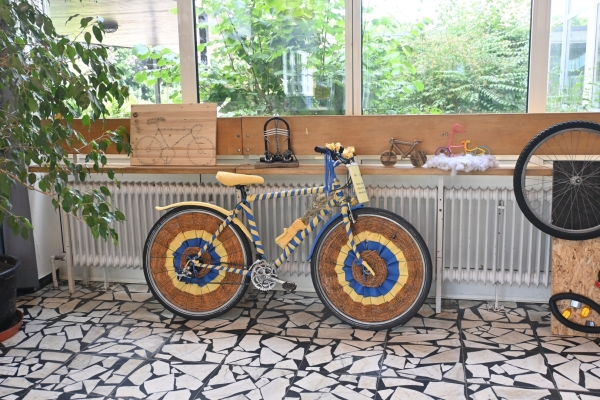 Bild: bunt gestaltetes Fahrrad