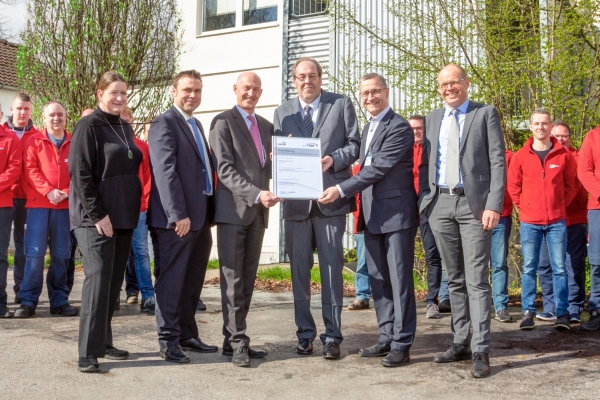 SWJ - TSM Übergabe Foto Marel Kanehl Bild: Die Stadtwerke Jülich freuen sich über die Anerkennung ihrer Arbeit und die Urkunde des „Technischen-Sicherheits-Managements“ (TSM).