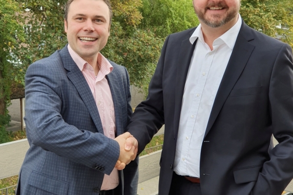Neuer Leiter Netze Bild: Dr. Uwe Macharey (l). begüßt Frank Olschewski.
