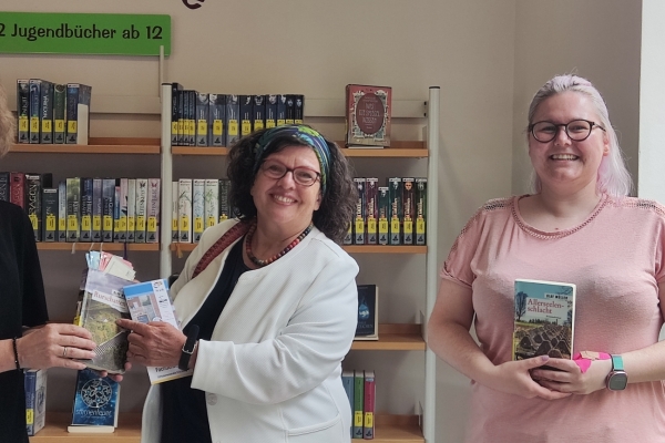 Übergabe Spende Bild: Birgit Kasberg und Yvonne Schroiff (Stadtbücherei) übergeben die Spende an das Café Gemeinsam. Foto: Stadtbücherei Jülich