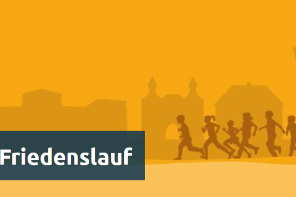 Bild: Im Hintergrund stehen markante Gebäude (als Silhouetten) aus Jülich, davor laufen Läuferinnen und Läufer. Dazu der Text 
