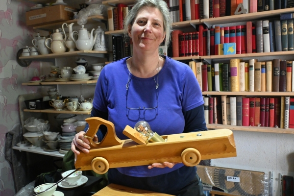 „Ich kann Dingen, die aus der Zeit gefallen sind, einen neuen Nutzen geben“ Bild: Anja Großmann mit einem zu einer Lampe umgebauten Hobel. @Stadt Jülich/Gisa Stein