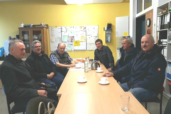 Bienengipfel im Nordviertel setzte sich für dsn Schutz von Bienen ein Bild: von links: Beigeordneter Schulz, Imker Kochs, Peter Schmitz, Schulleiter Rombach, Schulamtsleiter Marx, Bauhofleiter Danz