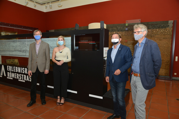 PK_Museumsgeschichten 2 - Digitales Angebot - Digitaler Denkmaltag 2020-09-09 - Foto B. Dautzenberg Bild: Dr. Christoph Fischer, Maren Marohn, Bürgermeister Axel Fuchs und Museumsleiter Marcell Perse beim Preview der „Museumsgeschichten“. Foto: Bernhard Dautzenberg