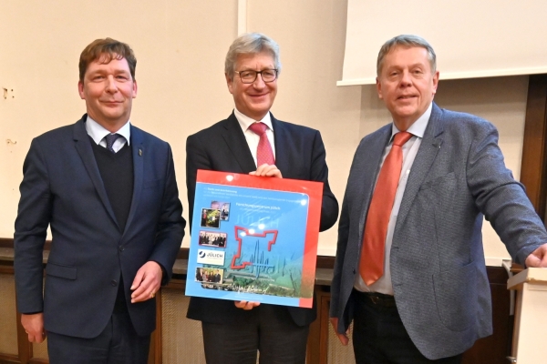 Bild: 3 Personen Preisübergabe Bild: 3 Personen Preisübergabe