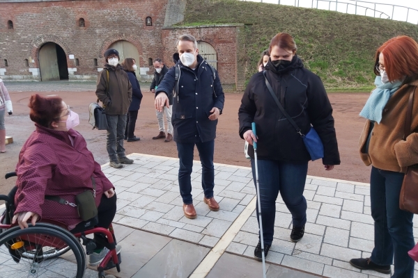 PR 024 - Barrierefreie Umgestaltung der Innenstadt Bild: Mitglieder des AKI ertasten und befahren die Musterpflasterung. Foto: Stadt Jülich/B. Lenzen