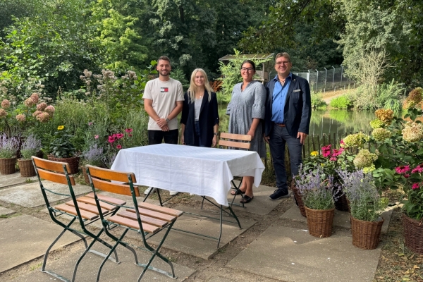 Romantisch heiraten in Jülich Bild: Richard Schumacher (r.), Mona Döhring (2.v.l.), Marco Ivanovski (l.) und Jenny Lorbach (2.v.r.) freuen sich auf viele romantische Trauungen am „Ort der Stille“. Bilder: Stadt Jülich/Gisa Stein