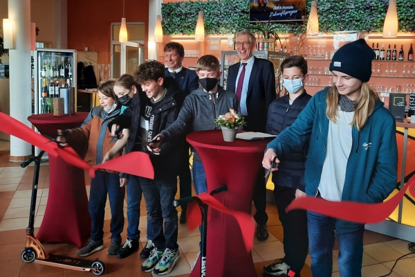 Pumptrack offiziell eröffnet Bild: Die KInder durchschneiden das Band zur Eröffnung des Pumptracks.