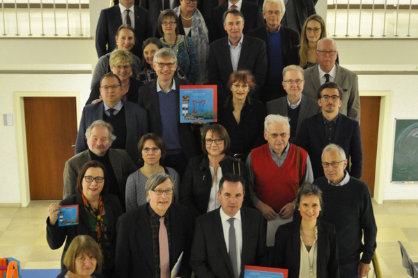 Wir wollen Positives, was die Stadt hat, zeigen und verkünden Bild: Die Preisträger auf der Treppe im Neuen Rathaus.