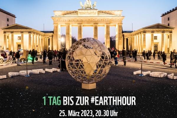 Bild: Auf schwarzem Grund wird in Farbe die Erdkugel gezeigt. Darauf ist der Text mit den Informationen zur Earth Hour abgedruckt. Der Text ist mit einem Countdown ergÃ¤nzt worden.