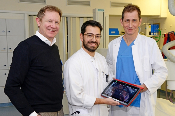 Bild: Ein Meilenstein in der Notfallversorgung - 3 Männer zeigen ein Tablet