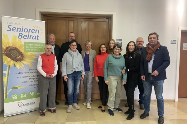 Bild: Gemeinsam für Jülichs Seniorinnen und Senioren: die Mitglieder des neuen Seniorenbeirates mit Bürgermeister Axel Fuchs und Dezernent Thomas Mülheims. Bild: Stadt Jülich/S. Haxha