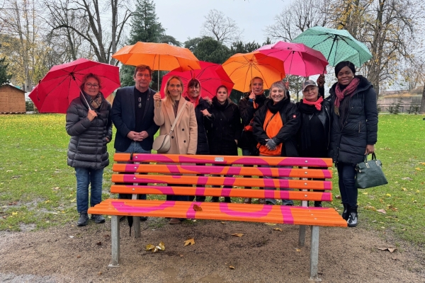 Bild: Gruppenfoto um die orangene Bank.