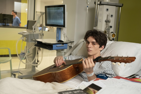 Bild: Der 17-jÃ¤hrige Adam spielt Gitarre im Krankenhausbett